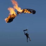 Том Круз установил рекорд в прыжках с горящим парашютом