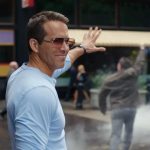 Warner Bros. отложила фильм с Райаном Рейнольдсом и Джейсоном Момоа